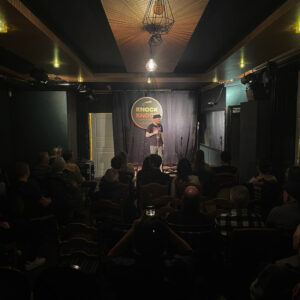 English Mic hos Knock Knock Comedy Club