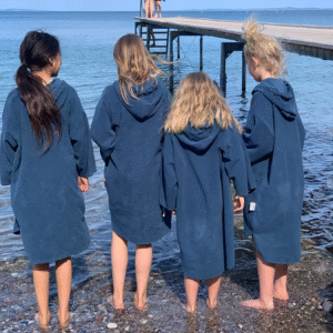 Badeponcho Skagen til børn - Sandfarvet længde 120 cm fra skulderen og ned.