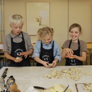 Lær at lave snurrer på familie-bagekursus hos Karoline Trier