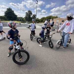 Holdundervisning i BMX hos L.O.W Skate Academy