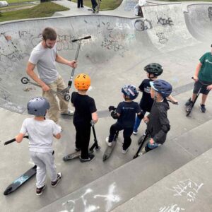 Holdundervisning i løbehjul hos L.O.W Skate Academy